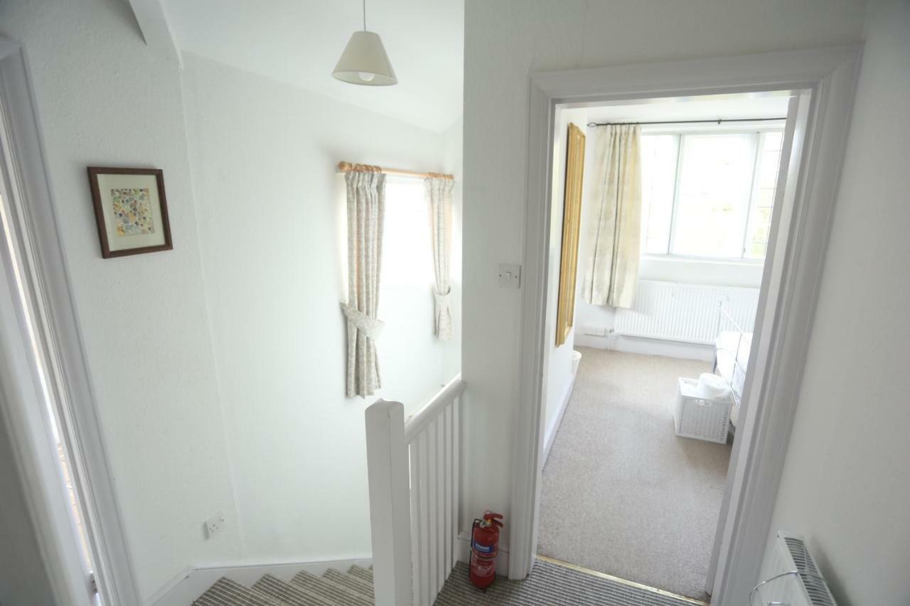 Entire Victorian Lodge In A Privately Gated Estate With Secure Parking For Two Cars And A Newly Refurbished Bathroom Eksteriør billede