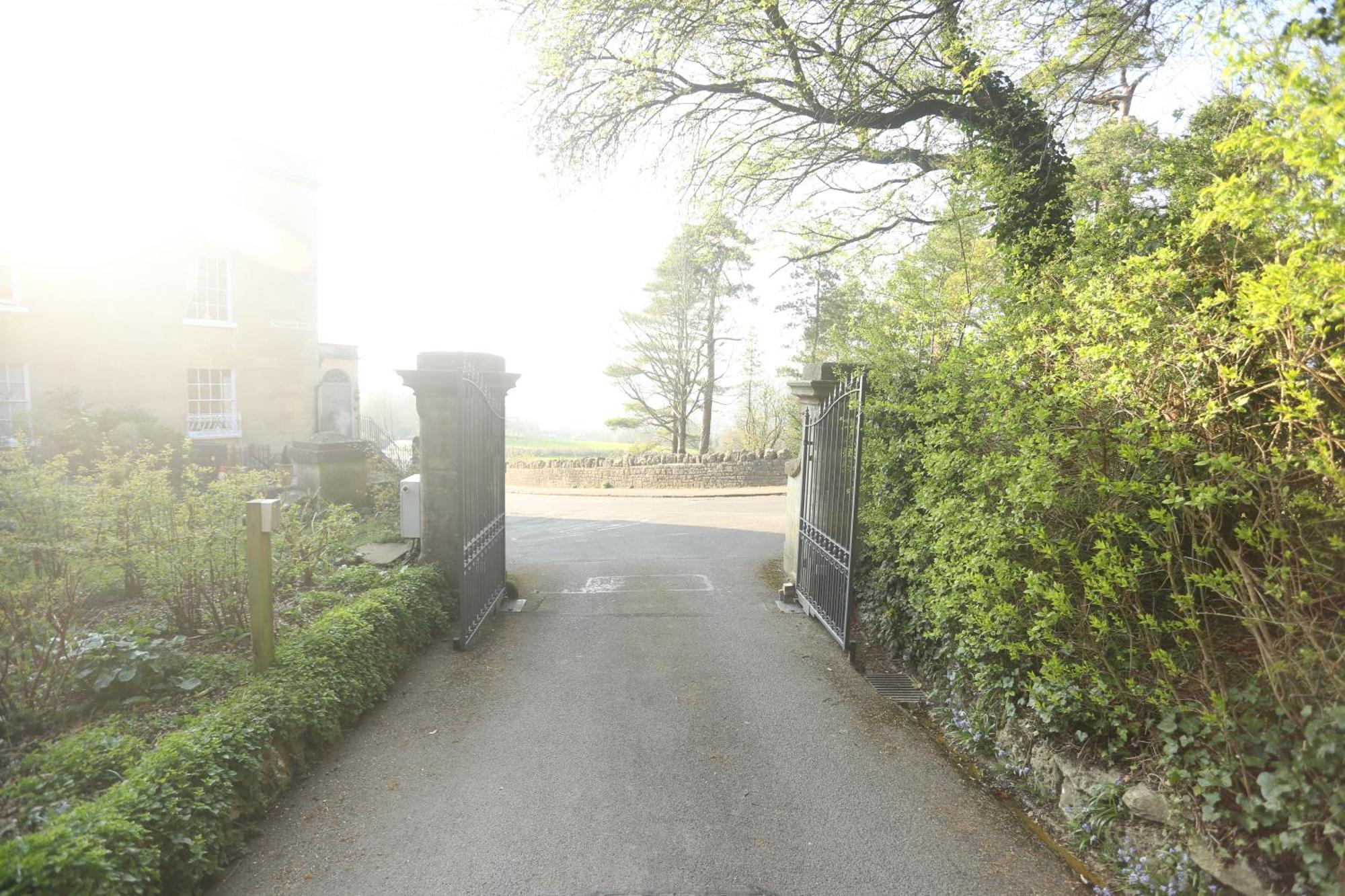 Entire Victorian Lodge In A Privately Gated Estate With Secure Parking For Two Cars And A Newly Refurbished Bathroom Eksteriør billede